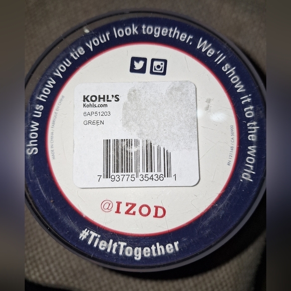 An Izod 3 piece men must have style set with a bowtie, shoestrings, handkerchief - Picture 3 of 7